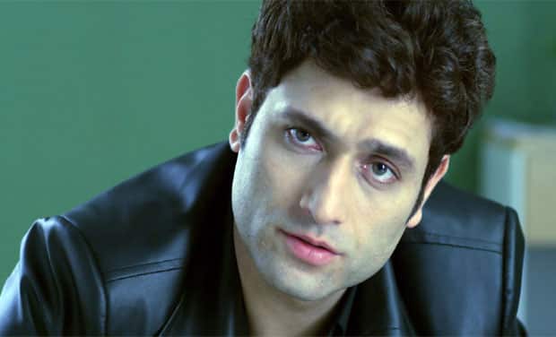 इस लिस्ट में अगला नाम है एक्टर शाइनी आहूजा (Shiney Ahuja) का, जिन्होंने साल 2006 में आई फिल्म गैंगस्टर (Gangster) से खूब सुर्खियां बटोरी थी. हालांकि जब नौकरानी का रेप करने के आरोप में उन्हें 7 सालों की जेल की हवा खानी पड़ी, उसके बाद उनके करियर पर काफी गहरा प्रभाव पड़ा.
