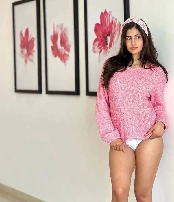 મુંબઈ: બોલીવૂડ ફિલ્મ 'સોનૂ કી ટીટૂ કી સ્વીટી' ના સોંગ બમ ડિગી ડિગીમાં જોવા મળેલી મોડલ સાક્ષી મલિક પોતાની બોલ્ડ અને હોટ તસવીરોના કારણે ચર્ચામાં છે.