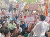 Indore: भूमि अधिग्रहण को लेकर सड़कों पर उतरे इंदौर के किसान, कलेक्टर ऑफिस का किया घेराव