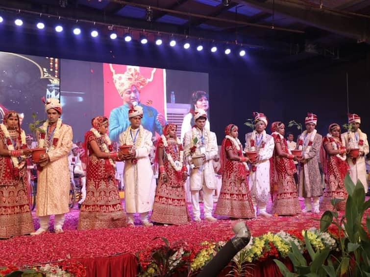 50 differently-abled couples get married in a mass marriage ceremony 50 மாற்றுத்திறனாளி ஜோடிகளுக்கு ஒரே மேடையில் திருமணம்... நகை, புத்தாடைகளை பரிசாகக் கொடுத்த விருந்தினர்!