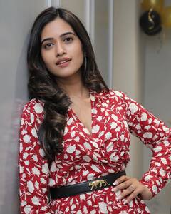 Sravanthi Chokarapu: పూల డ్రెస్స్ లో నవ్వుతోనే మెస్మరైజ్ చేస్తోన్న బిగ్ బాస్ బ్యూటీ స్రవంతి చొక్కారపు