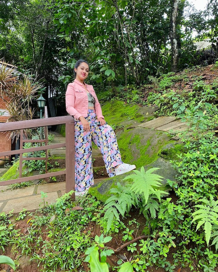 బుల్లితెర నటి న‌వ్యస్వామి అన్నయ్య హరి వినయ్ ని ఐశ్వర్య పెళ్లిచేసుకుంది. పెళ్లి తర్వాత కూడా పర్సనల్ లైఫ్, కెరీర్ బ్యాలెన్స్ చేసుకుంటూ దూసుకుపోతోంది.  (Image Credit: Aishwarya Pisse / Instagram)