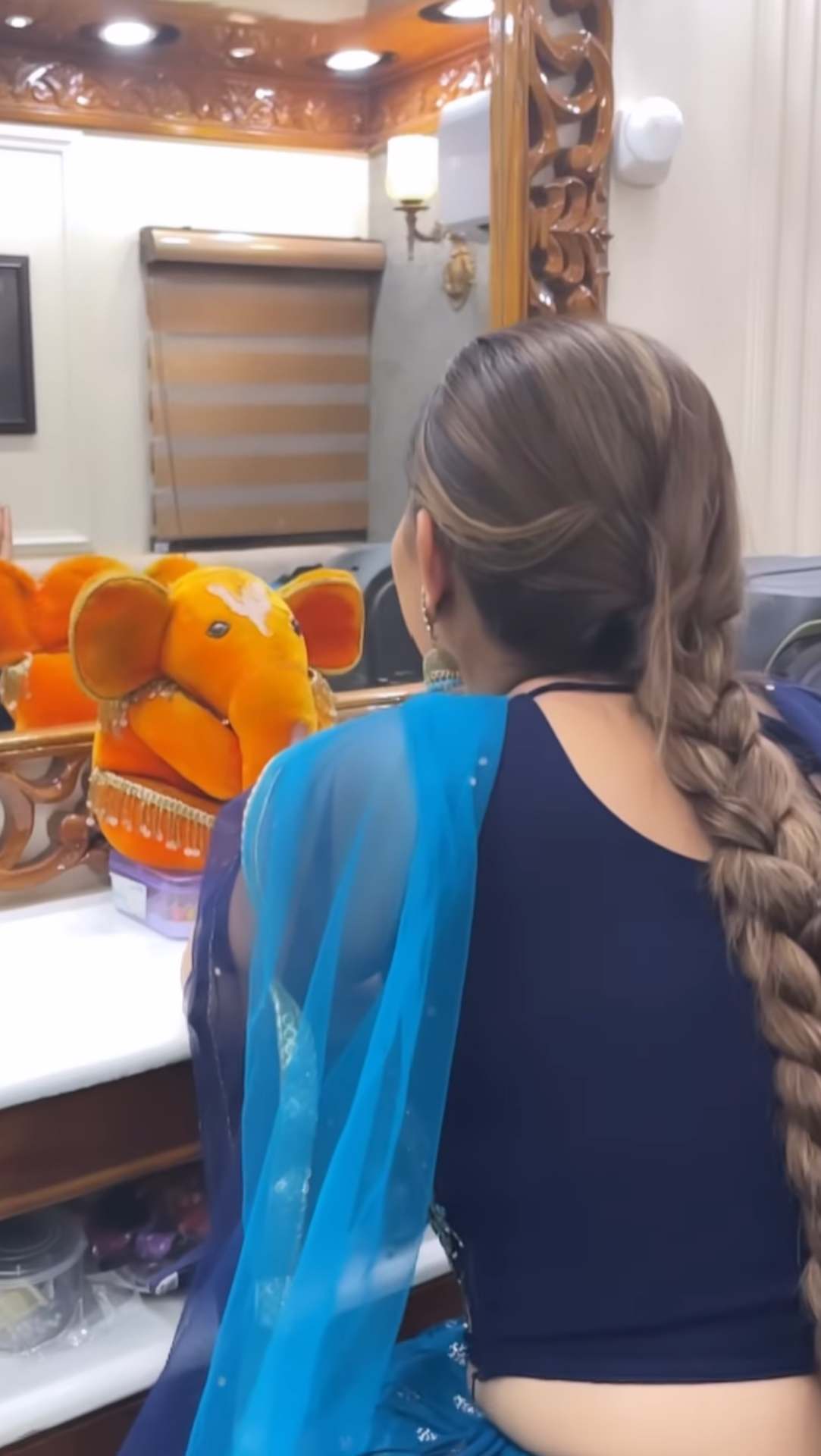 गणेश जी को निहारती दिखीं हरियाणवी क्वीन