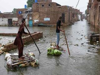 Pak Floods Kill 1000 Helicopters Cant Find Dry Spots To Land With Aid தண்ணீர்தான் தெரியுது.. ஹெலிகாப்டரால் கூட கண்டுபிடிக்க முடியவில்லை.. பாகிஸ்தானை சோதிக்கும் கனமழை