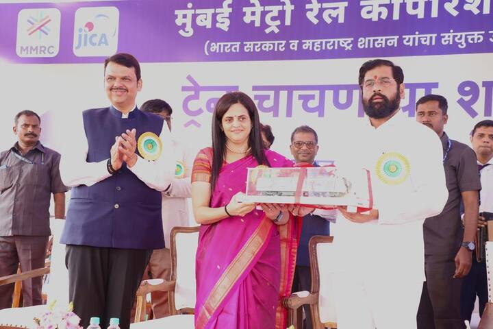 उद्या विघ्नहर्त्याचे आगमन होत असून त्याने राज्यावरील विघ्न दूर केली आहेत. मेट्रो प्रकल्पामुळे (Mumbai Metro) वातावरणातील प्रदूषण कमी होईलच त्याशिवाय राजकीय प्रदूषणही कमी होणार असल्याचे म्हणत यावेळी मुख्यमंत्री एकनाथ शिंदे (CM Eknath Shinde) यांनी शिवसेनेला टोला लगावला.