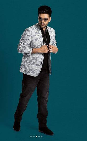 ਪੰਜਾਬੀ ਤੋਂ ਲੈ ਕੇ ਬਾਲੀਵੁੱਡ ਇੰਡਸਟਰੀ 'ਚ ਆਪਣੀ ਪਛਾਣ ਬਣਾਉਣ ਵਾਲੇ ਗੁਰੂ ਰੰਧਾਵਾ ਦਾ ਹਰ ਗੀਤ ਕਾਫੀ ਸੁਰਖੀਆਂ ਬਟੋਰਦਾ ਹੈ। ਹਾਲਾਂਕਿ ਗੁਰੂ ਰੰਧਾਵਾ ਨੂੰ ਆਪਣੇ ਕਰੀਅਰ ਦੀ ਸ਼ੁਰੂਆਤ 'ਚ ਅਸਫਲਤਾ ਦਾ ਸਾਹਮਣਾ ਕਰਨਾ ਪਿਆ, ਪਰ ਉਨ੍ਹਾਂ ਨੇ ਹਾਰ ਨਹੀਂ ਮੰਨੀ ਅਤੇ ਅੱਗੇ ਵਧਦੇ ਰਹੇ। ਹੁਣ ਤੱਕ ਉਹ ਕਈ ਹਿੱਟ ਗੀਤ ਦੇ ਚੁੱਕੇ ਹਨ। ਗੁਰੂ ਰੰਧਾਵਾ ਦੇ ਜਨਮ ਦਿਨ 'ਤੇ ਜਾਣੋ ਉਨ੍ਹਾਂ ਦੇ ਜੀਵਨ ਅਤੇ ਕਰੀਅਰ ਨਾਲ ਜੁੜੀਆਂ ਕੁਝ ਖਾਸ ਅਤੇ ਦਿਲਚਸਪ ਗੱਲਾਂ।