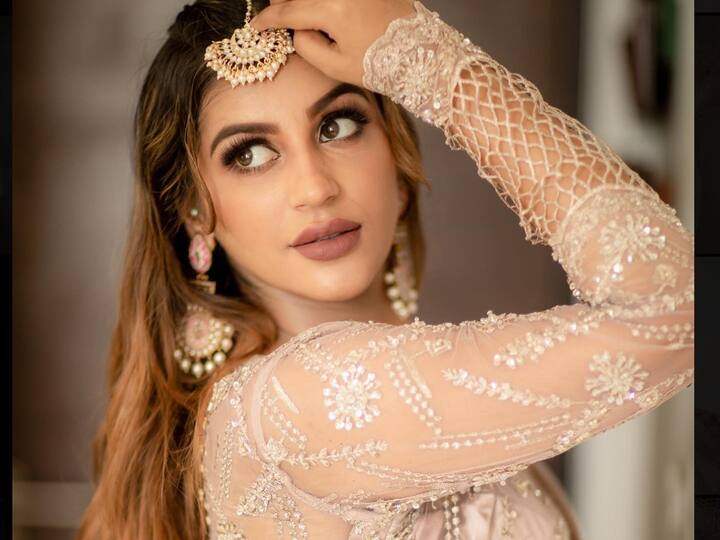 Yashika Aannand : காதல் ரோஜாவே! தங்க நிற உடையில் ஜொலிக்கும் யாஷிகா ஆனந்த் புகைப்படங்கள் !
