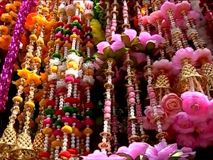 बाजार रंगीबेरंगी फुलांनी आणि सजावटीच्या सामानानं फुलली आहेत.