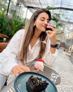 Happy Birthday Akshara Singh: હાથમાં રેડ વાઇનનો ગ્લાસ, કેકનો આનંદ માણતી જોવા મળી અક્ષરા સિંહ