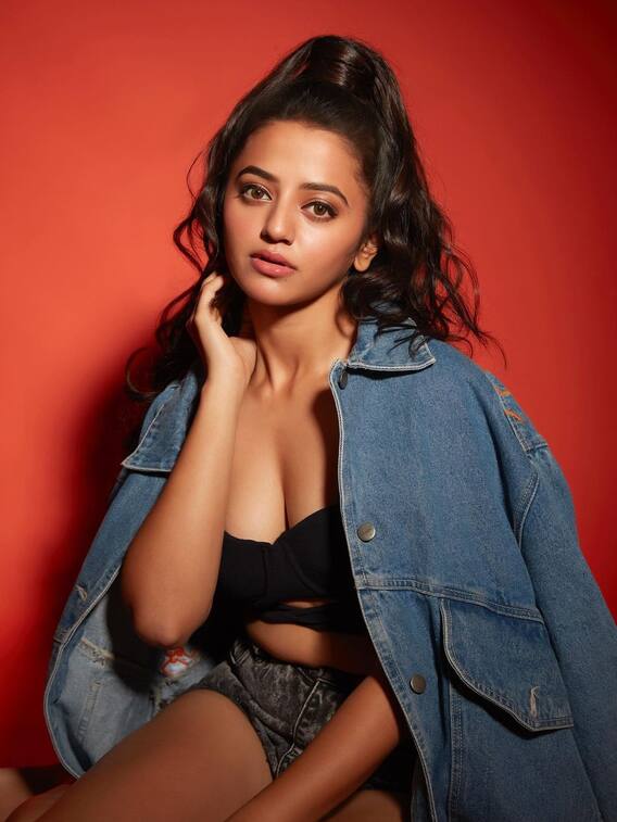 ट्रेडिशनल आउटफिट में हेली शाह का दिखा ग्लैमरस लुक