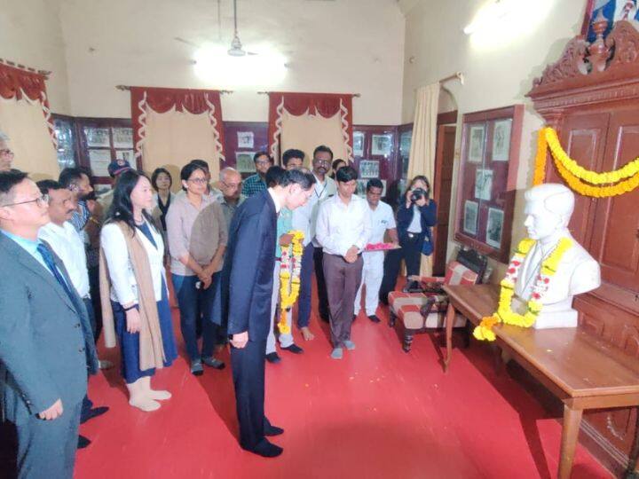 चीनचे राजदूत सन वेइडोंग यांनी दिली सोलापुरातील डॉ. कोटणीस स्मारकास भेट Chinese Ambassador Sun Weidong Visit Dr. Kotnis Memorial चीनचे राजदूत सन वेइडोंग यांनी दिली सोलापुरातील डॉ. कोटणीस स्मारकास भेट