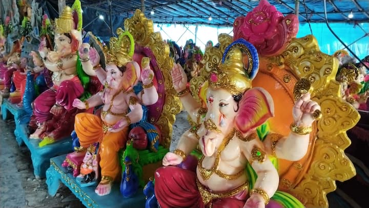 देशभर में गणेश महोत्सव की धूम है. 2 साल बाद कोरोना में निकाल जाने के बाद इस बार लोगों में दोहरा उत्साह है. बूंदी में राजस्थान सहित कई राज्यों से आए मूर्तिकारों के हाथों से बनी मूर्तियां लोगों को खूब लुभा रही हैं.