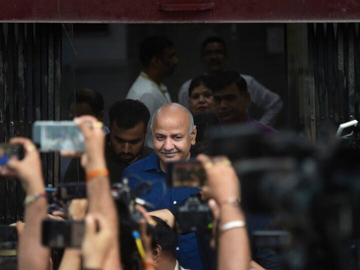 आम आदमी पार्टी (आप) के नेता सिसोदिया उन 15 लोगों और संस्थाओं में शामिल हैं, जिन्हें दिल्ली आबकारी नीति 2021-22 के कार्यान्वयन में हुई कथित अनियमितताओं के सिलसिले में दर्ज सीबीआई की प्राथमिकी में नामजद किया गया है. तलाशी खत्म होने के बाद सिसोदिया ने पत्रकारों से कहा कि सीबीआई दबाव में काम कर रही है.