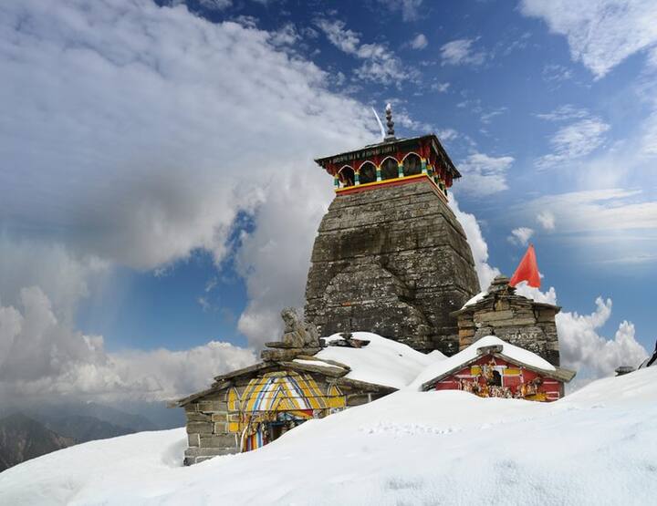 इसके साथ ही मंदिर के आसपास बुरांश के फूल भी जिन्हें देखकर आपकी नजरें ही नहीं हटेंगी.