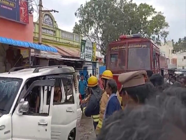 காதல் ஜோடிக்கு திருமணம் செய்து வைத்தவரின் கார் தீ வைத்து எரிப்பு - தேனியில் பரபரப்பு