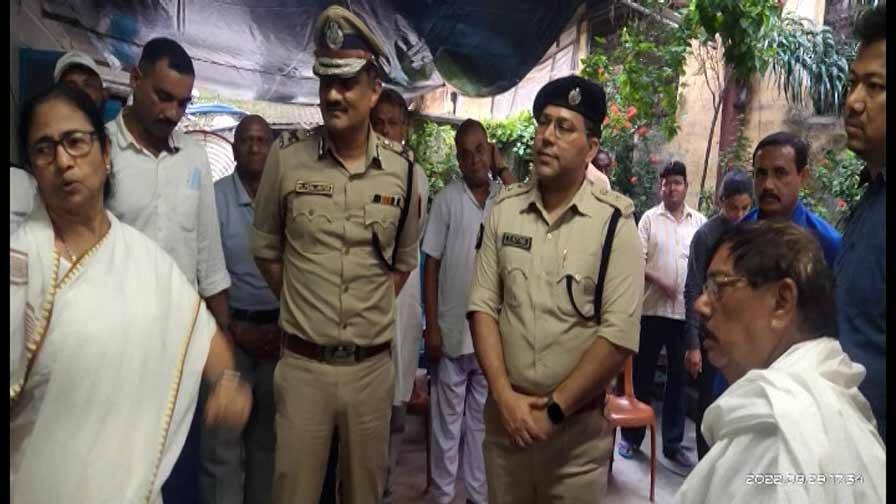 Son of TMC councilor dies in an accident in Khidirpur, CM meets family, promises to stand by Kolkata Accident: খিদিরপুরে দুর্ঘটনায় মৃত্যু তৃণমূল কাউন্সিলরের ছেলের, পরিবারের সঙ্গে সাক্ষাৎ মুখ্যমন্ত্রীর, পাশে থাকার আশ্বাস