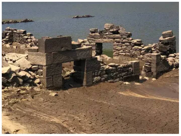 Heatwave in britain driying river A medieval village are now clearly visible after the water of Scar House Reservoir receded हीटवेव से सूख रहीं ब्रिटेन की नदियां, उत्तरी यॉर्कशायर में जलाशय सूखने के बाद सामने आया मध्यकालीन गांव