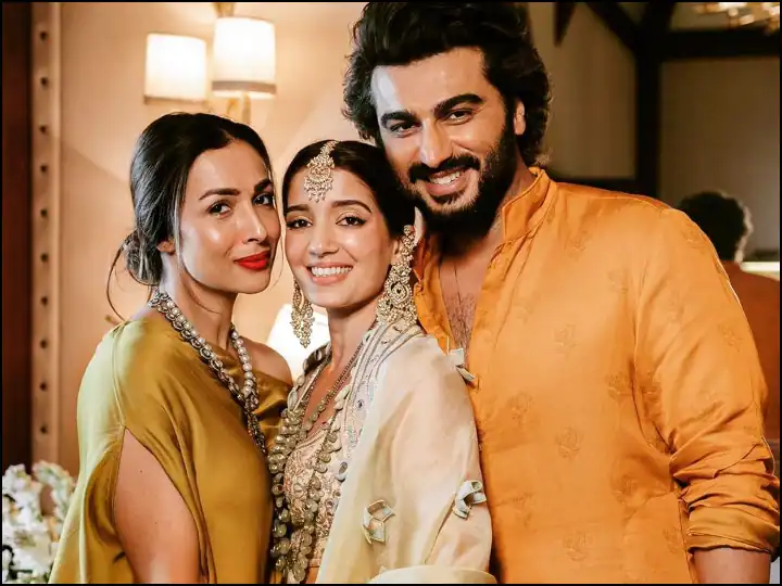 Another picture of Arjun and Malaika from Kunal Rawal's wedding surfaced with Arpita Mehta. Kunal Rawal ਦੇ ਵਿਆਹ ਤੋਂ ਅਰਜੁਨ ਤੇ ਮਲਾਇਕਾ ਦੀ ਇੱਕ ਹੋਰ ਤਸਵੀਰ ਸਾਹਮਣੇ ਆਈ, ਅਰਪਿਤਾ ਮਹਿਤਾ ਦਿਖੀ ਨਾਲ