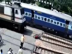 Watch Video: அப்படி என்ன அவசரம்? தண்டவாளத்தில் சிக்கி தூள்தூளான பைக்! பதைபதைக்க வைக்கும் வீடியோ!