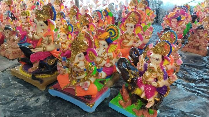 इन कलाकारों के पास भले ही दुकान न हो, लेकिन सड़क किनारे अपनी कलाकारी से गणेश जी की मूर्तियों को जो रंग दिया है, वो बेहद आकर्षित करने वाली है.