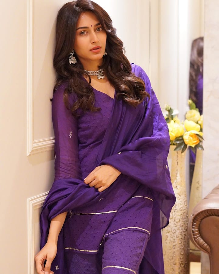 साउथ से टीवी में एंट्री मारने वाली एक्ट्रेस एरिका फर्नांडिस (Erica Fernandes) सोशल मीडिया पर अपनी ग्लैमरस तस्वीरों के चलते चर्चा में रहती है.