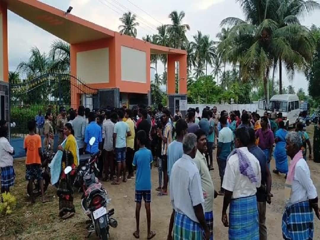 Private school bus cleaner found mysteriously dead in dharmapuri TNN தருமபுரி: மர்மமான முறையில் இறந்து கிடந்த தனியார் பள்ளி பேருந்து கிளீனர்