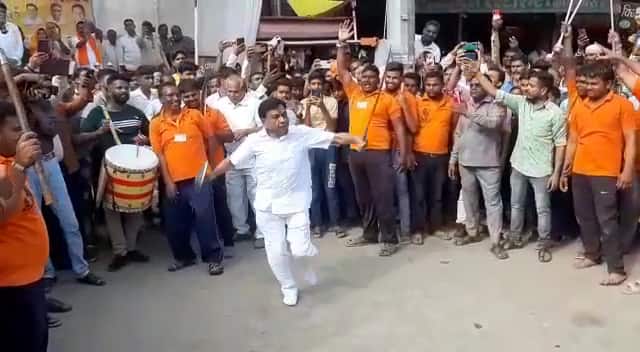 Madhya Pradesh Finance Minister Jagdish Deora play with sword during religious event Congress taunts ANN Watch Video: धार्मिक आयोजन के दौरान एमपी के वित्तमंत्री ने तलवार भांजकर दिखाए करतब, कांग्रेस ने ली चुटकी