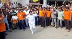 धार्मिक आयोजन के दौरान एमपी के वित्तमंत्री ने तलवार भांजकर दिखाए करतब, कांग्रेस ने ली चुटकी