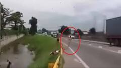 Viral Video: ਸੜਕ ਦੇ ਵਿਚਕਾਰ ਇਸ ਤਰ੍ਹਾਂ ਦੌੜਨ ਲੱਗਾ ਇੱਕ ਵਿਅਕਤੀ! ਤੇਜ਼ ਰਫਤਾਰ ਨਾਲ ਆ ਰਹੀ ਸੀ ਕਾਰ, ਦੇਖੋ ਵਾਇਰਲ ਵੀਡੀਓ