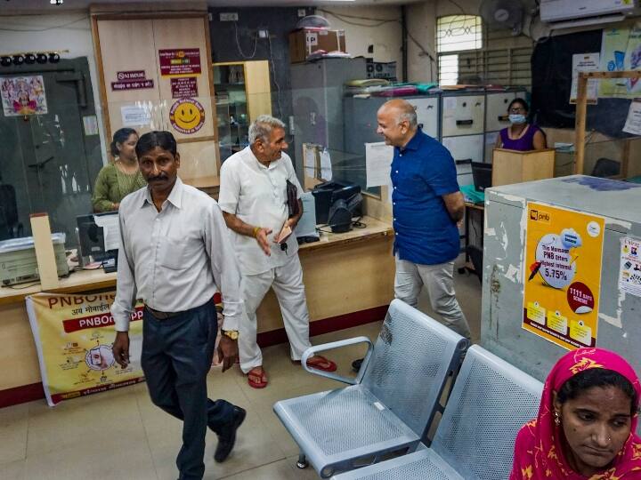 सिसोदिया ने सोमवार को ट्वीट किया था, ''सीबीआई का स्वागत है.'' उन्होंने लिखा था, 'कल सीबीआई हमारा बैंक लॉकर देखने आ रही है. 19 अगस्त को मेरे घर पर 14 घंटे के छापे में कुछ नहीं मिला था. लॉकर में भी कुछ नहीं मिलेगा. सीबीआई का स्वागत है. जांच में मेरा और मेरे परिवार का पूरा सहयोग रहेगा.''