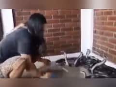 Shocking: ਕੋਬਰਾ ਨਾਲ ਭਰਿਆ ਪਿੰਜਰਾ ਸਾਫ਼ ਕਰਦੀ ਨਜ਼ਰ ਆਈ ਔਰਤ, ਪਾਈਪ ਨਾਲ ਪਾਣੀ ਪਾ ਕੇ ਧੋਈ ਜ਼ਮੀਨ ਤਾਂ ਦੇਖਦੇ ਰਹੇ ਸੱਪ