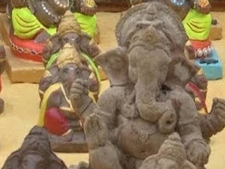 Asim Sarode reprimanded those who said Ganesha idol made of cow dung is an insult to God Pune News: गाईच्या शेणाच्या गणेशमुर्ती म्हणजे देवाचा अपमान म्हणणाऱ्यांना असीम सरोदेंनी चांगलंच खडसावलं, म्हणाले...