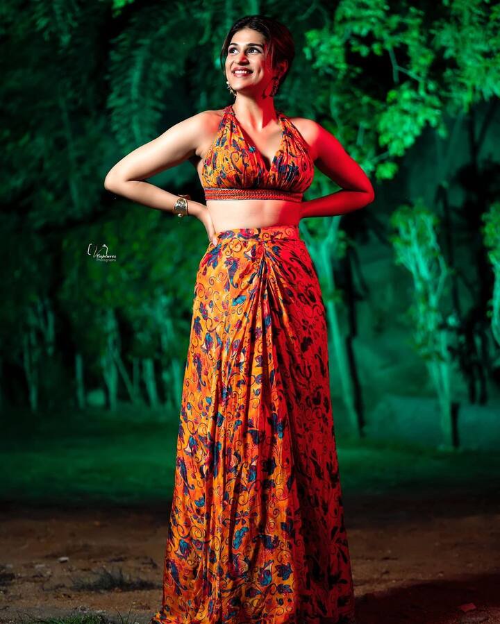 શ્રદ્ધા દાસનો ખૂબ જ શાનદાર અંદાજ જોવા મળી રહ્યો છે. અભિનેત્રીએ અલગ-અલગ અંદાજમાં પોઝ આપતી જોવા મળે છે.