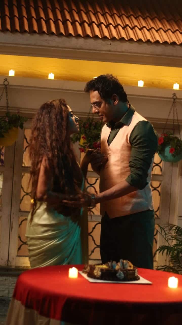 রবীন্দ্রনাথ ঠাকুর ও কাদম্বরীর সম্পর্ক নিয়ে বিভিন্ন সময়ে উঠে এসেছে নানান তথ্য়। মূলত এই বিষয়কে কেন্দ্র করেই তৈরি হয়েছে এই ছবির গল্প।