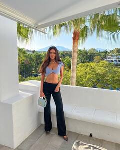 Esha Gupta:  మోడ్రన్ డ్రెస్‌లో బాలీవుడ్ నటి ఈషా గుప్తా, చూస్తే మతిపోతుంది