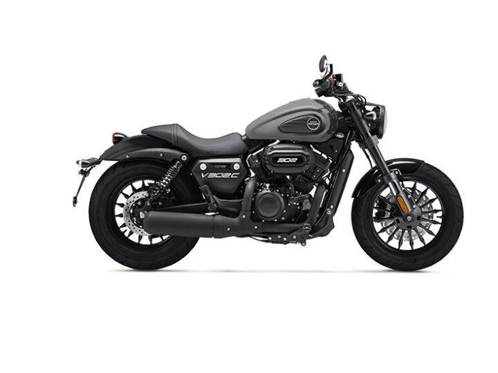 Keeway V320c ही ब्रँडची छोटी V-ट्विन बाईक आहे. जी नुकत्याच लॉन्च झालेल्या Keeway K-Lite 250V पेक्षा ही अधिक शक्तिशाली आहे. या दोन्ही क्रूझर बाईकला V-ट्विन सेटअप मिळतो.