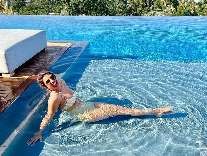 બોલિવૂડથી પોતાની કરિયરની શરૂઆત કરનાર ગ્લોબલ સ્ટાર પ્રિયંકા ચોપરાને આજે સૌ કોઇ ઓળખે છે. પ્રિયંકા ચોપરા નિક જોનાસ સાથેના લગ્ન પછી લોસ એન્જલસમાં સ્થાયી થઈ ગઈ છે.