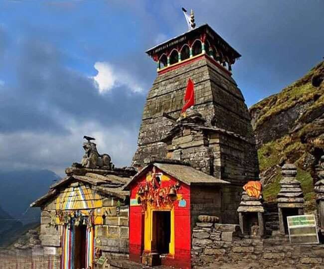 आपको जानकर खुशी होगी कि ये मंदिर एक उंची चोटी पर स्थित है. जहां नवंबर के बाद से ही बर्फबारी होती है. जिसके बाद यहां का नजारा इतना सुंदर हो जाता है कि किसी का भी मन मोह लेता है.