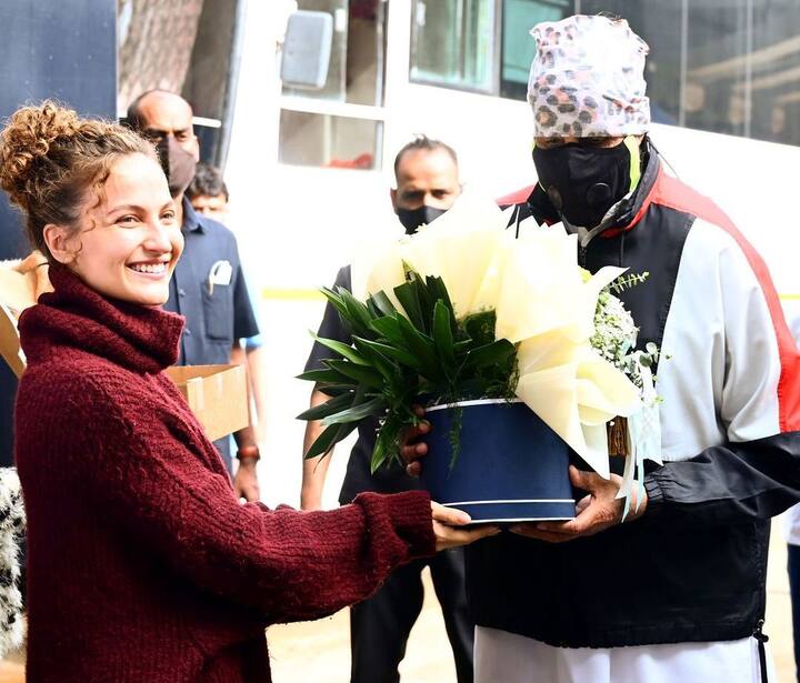 एली ने अमिताभ बच्‍चन के साथ ये एक फोटो भी शेयर की है. उन्‍हें फिल्‍म 'गुडबाय' में  साथ काम करने का मौका मिला है. इसमें रश्मिका मंदाना भी हैं.