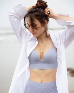 Elli Avrram Photos: समुद्र किनारे खुले व्‍हाइट शर्ट में मस्‍ती करती दिखीं एली अवराम