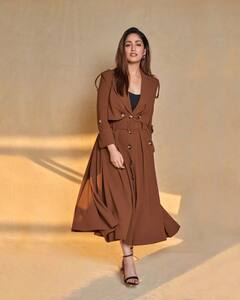 PHOTO: यामी गौतमने टाइट ड्रेसमध्ये फ्लॉंट केली कर्वी फिगर; पाहा फोटो!