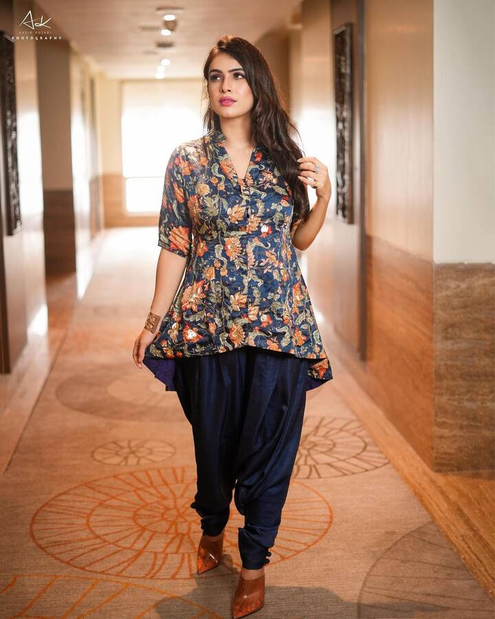 નેહા મલિક ખૂબ જ સુંદર અંદાજમાં જોવા મળી છે. બિકિની લૂકમાં જોવા મળતી નેહા મલિક આ વખતે સિમ્પલ લૂકમાં જોવા મળી છે.