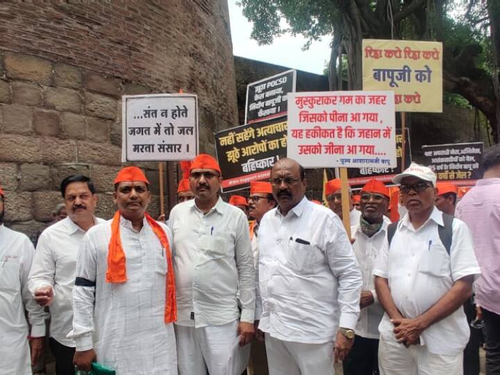 Bail Asaram Bapu immediately disciples demand a silent march in Pune Asaram Bapu Pune : आसाराम बापूंना तातडीने जामीन द्या; पुण्यात बापूंच्या शिष्यांची मुक मोर्चातून मागणी