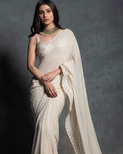 Mouni Roy Photos: व्‍हाइट साड़ी में मौनी रॉय की खूबसूरती को देख भूल जाएंगे पलकें झपकाना!