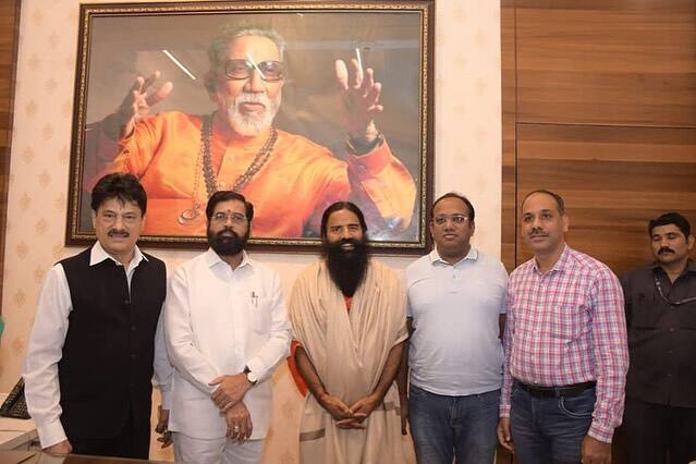 तसेच रामदेवबाबांनी मुख्यमंत्री शिंदे यांना बाळासाहेब ठाकरे यांचे आध्यात्मिक व राष्ट्रीय उत्तराधिकारी म्हटले आहे.