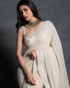 Mouni Roy Photos: व्‍हाइट साड़ी में मौनी रॉय की खूबसूरती को देख भूल जाएंगे पलकें झपकाना!