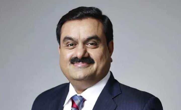 সকলকে চমকে দিয়ে তৃতীয় স্থানে উঠে এসেছেন ভারতীয় শিল্পপতি গৌতম আদানি। দেশের অন্দরে তো বটেই, বিদেশের মাটিতেও ব্যবসার প্রসার ঘটাচ্ছেন তিনি। তাঁর মোট সম্পত্তির পরিমাণ ১৩৭.৪ বিলিয়ন ডলার।