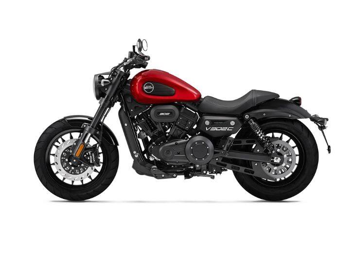 भारतीय बाजारपेठेसाठी हे ब्रँडचे चौथे उत्पादन आहे. या बाईकची किंमत 3,89,000 ते 4,09,000 (एक्स-शोरूम, भारत) रुपयांदरम्यान आहे. कंपनीने ग्रे, ब्लॅक आणि रेड या तीन रंगांच्या पर्यायांमध्ये ही बाईक सादर केली आहे.