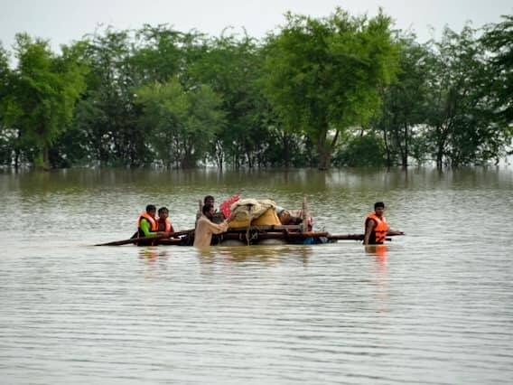 Pakistan Flood: પાકિસ્તાનમાં પૂરના કારણે શાકભાજી અને ફળોના ભાવમાં થયેલા વધારા વચ્ચે, પાકિસ્તાન સરકાર ભારતમાંથી ટામેટાં અને ડુંગળીની આયાત કરી શકે છે. પાકિસ્તાની મીડિયાએ આ જાણકારી આપી છે.