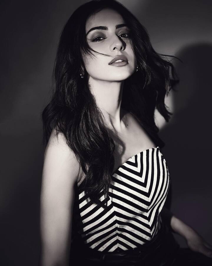 ती कोणत्याही पात्राशी जुळवून घेऊ शकते हे तिने इंडस्ट्रीला दाखवून दिले आहे. रकुलने तिच्या उत्कृष्ट अभिनयाच्या जोरावर लवकरच उच्च स्थान मिळवले आहे. (फोटो सौजन्य: rakulpreet/इंस्टाग्राम)